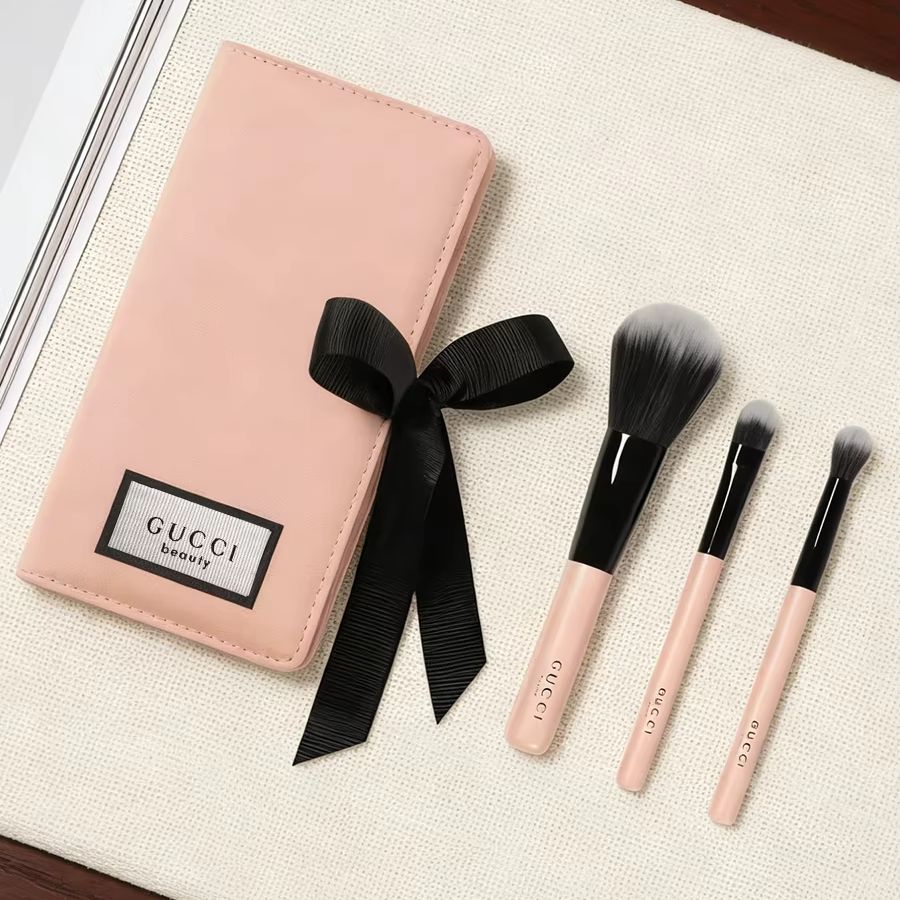 Luxury Skincare And Makeup Brands - GUCCIs bag Makeup Brush Set Pink