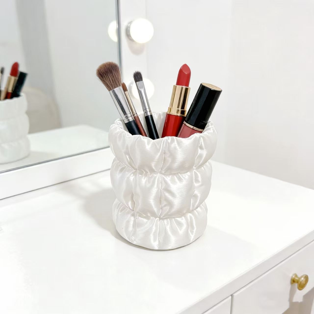 Cloud Ruched Satin Makeup Brus - Luxury Skincare And Makeup Brands 评论和价格